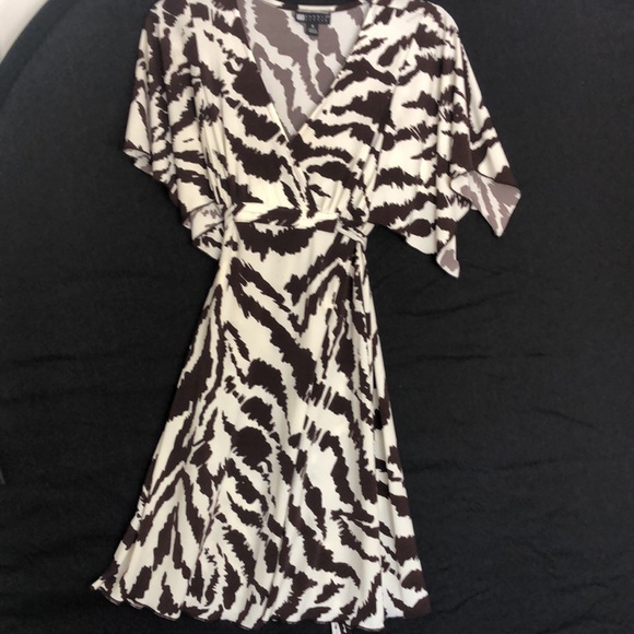 Beautiful spring summer animal print dress. Perfect for a day out on the town! - Picture 4 of 7